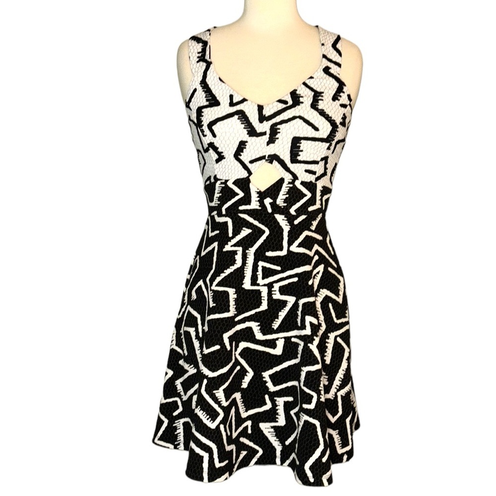 MATERIAL GIRL black/ white vneck sleeveless keyhole mini dress women’s small